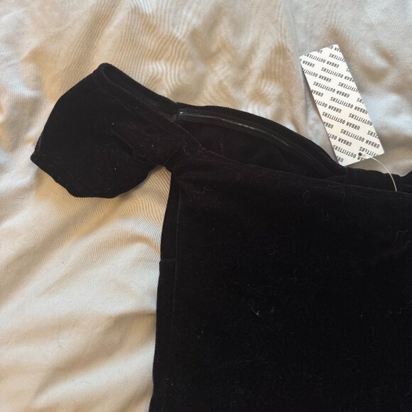 🖤 NWT Kimchi Blue Esme Velvet Off-Shoulder Sweetheart Crop Top | M (fits S-M) - Picture 6 of 7